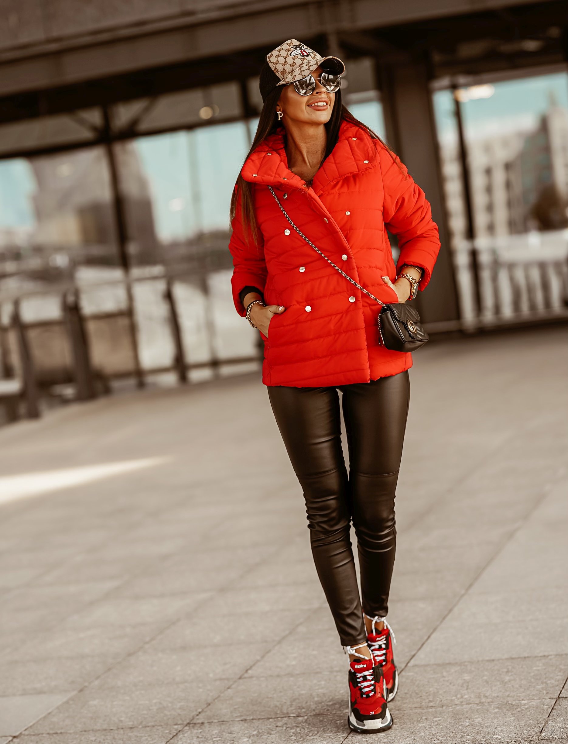 Stýlová dámska bunda v červené barvě